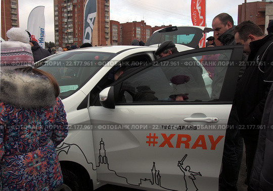 Презентация автомобиля Lada Xray на улицах города (2016 год). Редакционное фото, фотограф Вячеслав Палес / Фотобанк Лори