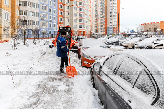 При чистке тротуара мини-погрузчик задел машину. Стоковое фото, фотограф Валерий Иванович Клейменов / Фотобанк Лори