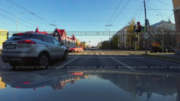 Приближение к перекрестку проспекта Ленина и улицы Анохина. Живописный вид на гостиницу Петра (здание детской поликлиники) и Петр ГУ. Городской пейзаж солнечным осенним утром. Вид с машины. Редакционное видео, видеограф Sergei Gorin / Фотобанк Лори