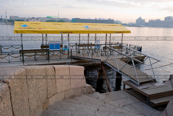 Причал аквабуса на Неве. Белая ночь. Санкт-Петербург (2012 год). Редакционное фото, фотограф Александр Щепин / Фотобанк Лори