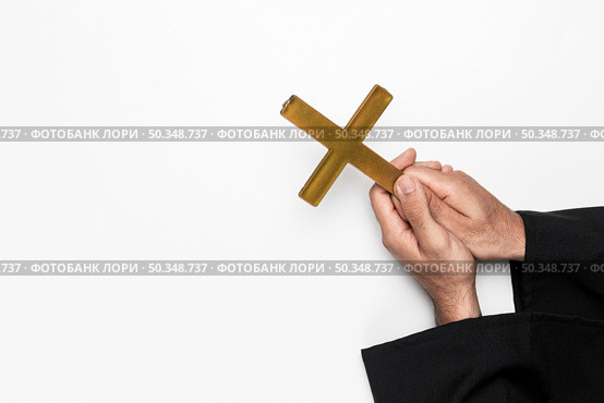 priest holding holy cross hands. Стоковое фото, агентство Ingram Publishing / Фотобанк Лори