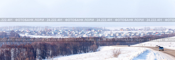 Пригородная деревня в Пензе. Панорама, лес и дорога в зимний день (2016 год). Редакционное фото, фотограф Олег Иванов / Фотобанк Лори