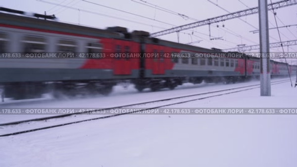 Пригородный электропоезд зимой (2024 год). Редакционное видео, видеограф Виталий Куликов / Фотобанк Лори