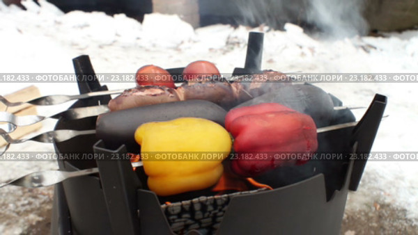 Приготовление овощей и сарделек на углях. Стоковое видео, видеограф ActionStore / Фотобанк Лори
