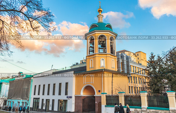Приходской дом и колокольня храма святых бессребреников Космы и Дамиана в Шубине. Москва, Столешников переулок, дом 2 (2020 год). Редакционное фото, фотограф Владимир Сергеев / Фотобанк Лори