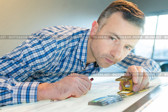 print operator makes calibration of plate pattern. Стоковое фото, агентство Ingram Publishing / Фотобанк Лори