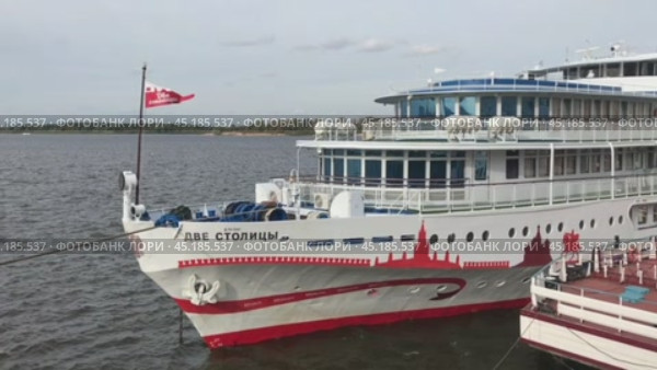 Пришвартованное пассажирское судно к причалу  на речном вокзале в Нижнем Новгороде. Редакционное видео, видеограф Элина Гаревская / Фотобанк Лори
