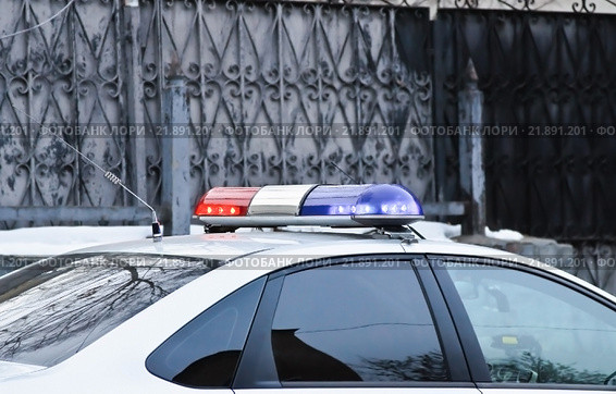 Проблесковый маячок на крыше полицейского автомобиля. Стоковое фото, фотограф Алёшина Оксана / Фотобанк Лори