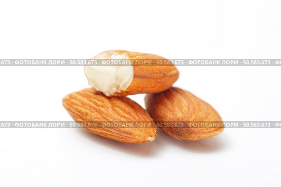 Processed almonds isolated on white background with clipping path. Almonds isolated on white background. Стоковое фото, агентство Ingram Publishing / Фотобанк Лори