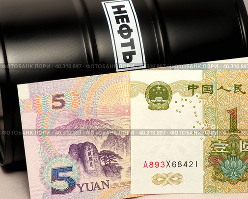 Продажа нефти за юани на белом фоне. Стоковое фото, фотограф SevenOne / Фотобанк Лори