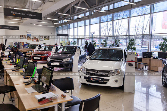 Продажа новых автомобилей Лада Калина, Лада Гранта и Лада Веста в автосалоне (2017 год). Редакционное фото, фотограф Евгений Ткачёв / Фотобанк Лори