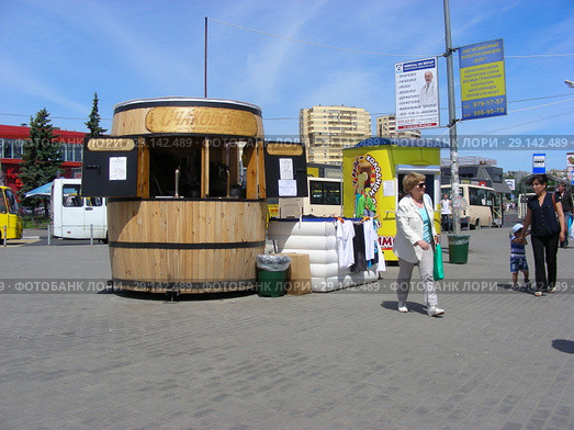 Продажа Очаковского кваса на розлив. Город Мытищи. Мытищинский район. Московская область. Россия (2015 год). Редакционное фото, фотограф lana1501 / Фотобанк Лори