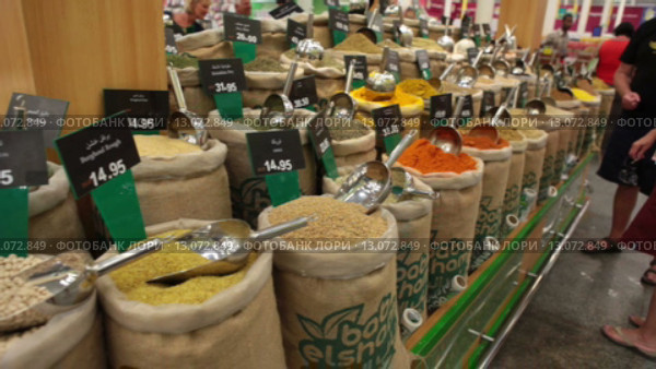 Продажа сухих ароматных специй в магазине. Продовольственный супермаркет Spinneys. Хургада, Египет (2015 год). Редакционное видео, видеограф Кекяляйнен Андрей / Фотобанк Лори