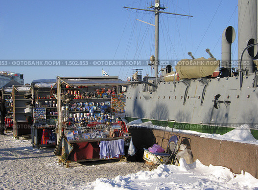 Продажа сувениров рядом с крейсером "Аврора". Санкт-Петербург (2010 год). Редакционное фото, фотограф Румянцева Наталия / Фотобанк Лори