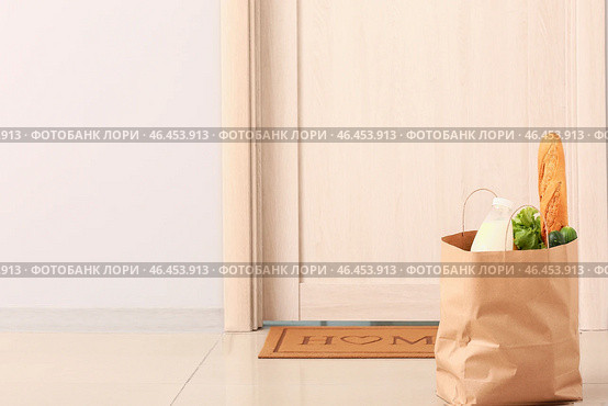 Продукты оставленные курьером службы доставки еды возле двери. Концепция эпидемии. Стоковое фото, фотограф Pixel_shot / Фотобанк Лори