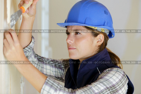 professional female worker stripping wallpaper. Стоковое фото, агентство Ingram Publishing / Фотобанк Лори