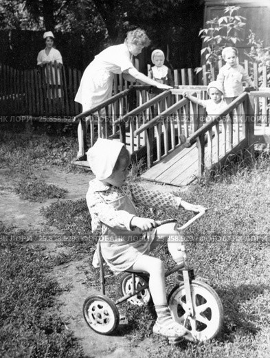 Прогулка в детском саду. 1965. Редакционное фото, фотограф Зобков Юрий / Фотобанк Лори