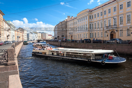 Прогулочные катера на реке Мойка. Санкт-Петербург (2018 год). Редакционное фото, фотограф Кекяляйнен Андрей / Фотобанк Лори