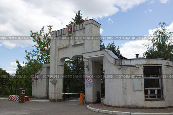 Проходная санатория "Марфинский". Марфино, Московская область, Мытищинский район (2023 год). Редакционное фото, фотограф Елена Орлова / Фотобанк Лори