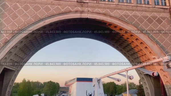 Прохождение судна под аркой Угличского шлюза (2024 год). Редакционное видео, видеограф Владимир Шипикин / Фотобанк Лори