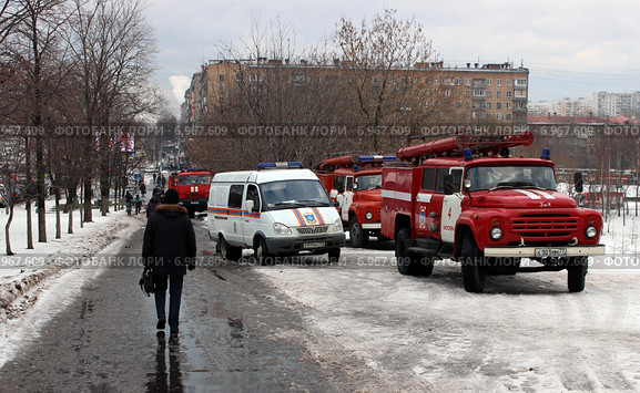 Прохожий идет мимо пожарной техники (2015 год). Редакционное фото, фотограф Данила Васильев / Фотобанк Лори