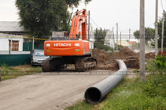 Прокладка труб на сельской улице (2016 год). Редакционное фото, фотограф Акиньшин Владимир / Фотобанк Лори