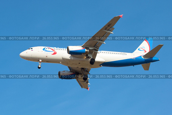 Пролетающий над головой самолет Airbus A320 (VP-BDL) авиакомпании "Ural airlines" (2017 год). Редакционное фото, фотограф Виктор Карасев / Фотобанк Лори
