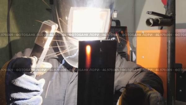 Промышленность: процесс сварки, обучение сварщика. Industry: welding process, welder training. Стоковое видео, видеограф Евгений Романов / Фотобанк Лори