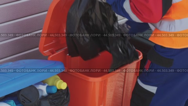 Proper waste disposal practices in an urban setting during a sunny afternoon. Стоковое видео, видеограф Сергей Толмачёв / Фотобанк Лори