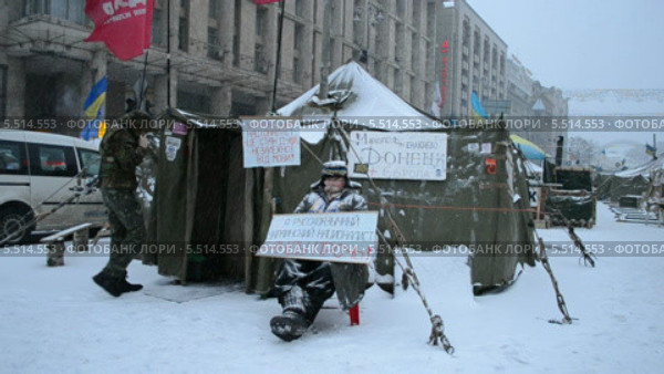 Протестующие на Крещатике. Митинг в Киеве на Крещатике ("Евромайдан") в связи с решением Украины о приостановке ассоциации с Евросоюзом (22.01.14) (2014 год). Стоковое видео, видеограф FMRU / Фотобанк Лори