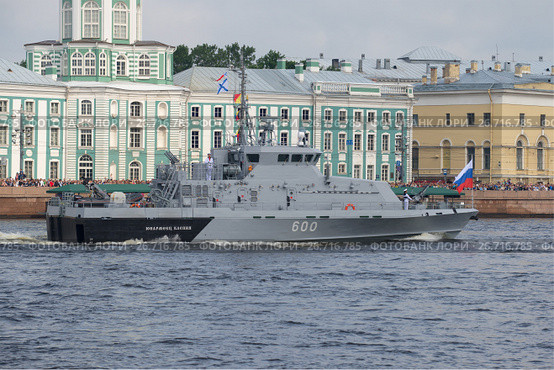 Противодиверсионный катер П-351 "Юнармеец Каспия"крупным планом. Водный парад в честь Дня ВМФ в Санкт-Петербурге (2017 год). Редакционное фото, фотограф Виктор Карасев / Фотобанк Лори