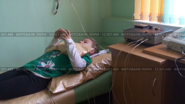 Процедура электрофореза в физиокабинете в детской поликлинике (2015 год). Редакционное видео, видеограф Кекяляйнен Андрей / Фотобанк Лори