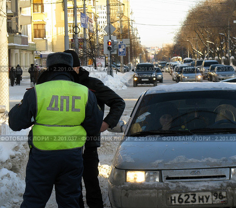Проверка документов. Инспектор ДПС (2010 год). Редакционное фото, фотограф Людмила Банникова / Фотобанк Лори