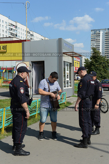 Проверка документов на улице города (2013 год). Редакционное фото, фотограф Free Wind / Фотобанк Лори