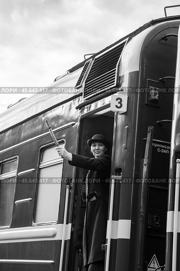 Проводник на поезде Рускеальского ретро поезда. Редакционное фото, фотограф Анастасия Жукова / Фотобанк Лори