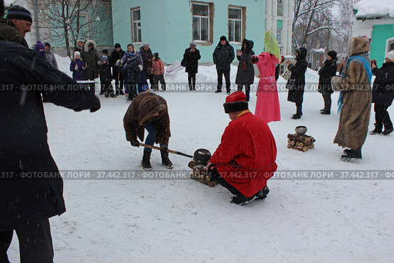 Проводы Масленицы в городе Александрове Владимирской области. Праздничные гуляния на территории музея "Особняк купца Первушина" (2018 год). Редакционное фото, фотограф Елена Орлова / Фотобанк Лори