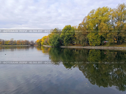 Пруд Садки в районе Текстильщики в Москве осенью. Редакционное фото, фотограф Александр Замараев / Фотобанк Лори