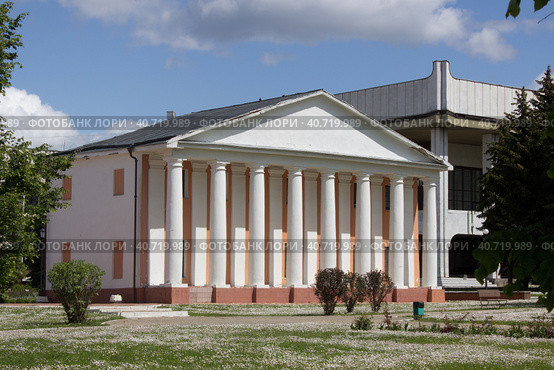 "Псарня" и современный корпус санатория "Марфинский". Марфино, Московская область, Мытищинский район (2023 год). Редакционное фото, фотограф Елена Орлова / Фотобанк Лори