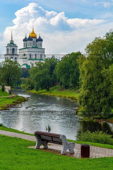 Pskov, view of Trinity Cathedral from Park Kuopio on  banks of  river Pskova (2019 год). Редакционное фото, фотограф Ольга Остроухова / Фотобанк Лори