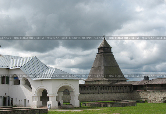 Псковский кремль, деревянная башня, внутренний двор (2009 год). Редакционное фото, фотограф Илекс / Фотобанк Лори