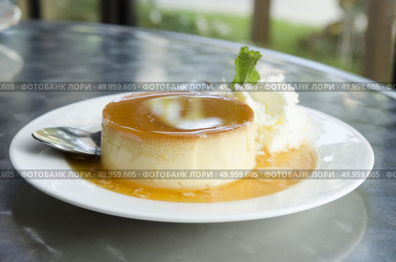 Pudim de Leite - Brazilian flan made with milk and condensed milk, topped with caramel sauce. Стоковое фото, агентство Ingram Publishing / Фотобанк Лори
