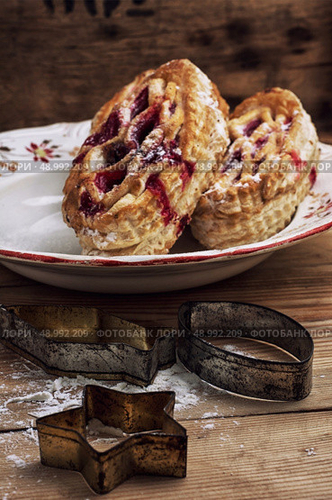 puff pastry with cranberry jam and old-fashioned bakeware. Стоковое фото, агентство Ingram Publishing / Фотобанк Лори