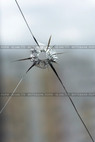 Пулевое отверстие в оконном стекле. Стоковое фото, фотограф Анищенко Геннадий / Фотобанк Лори