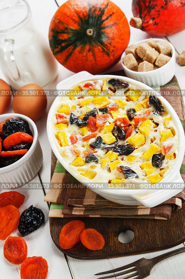 Pumpkin casserole with dried fruits. Стоковое фото, фотограф Надежда Мишкова / Фотобанк Лори
