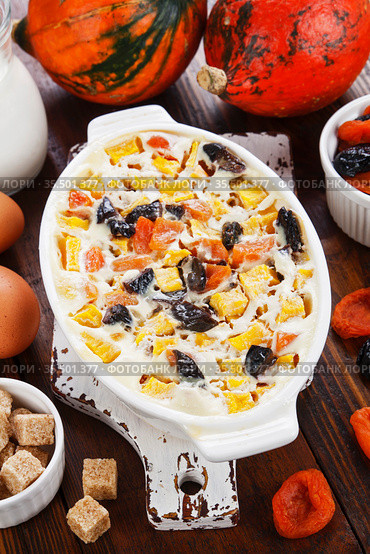 Pumpkin casserole with dried fruits. Стоковое фото, фотограф Надежда Мишкова / Фотобанк Лори