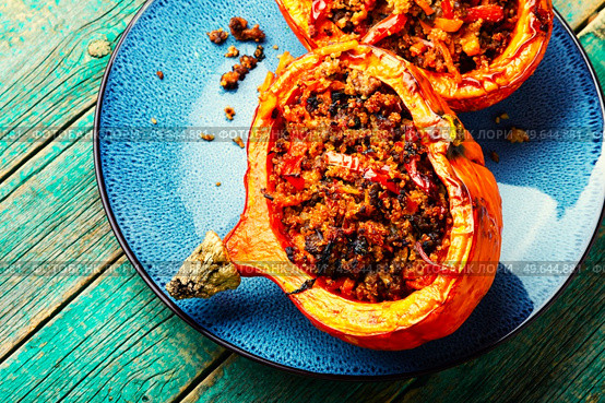 Pumpkin halves with minced meat,vegetables and quinoa.Seasonal pumpkin hokkaido. Roasted pumpkin with minced meat and quinoa. Стоковое фото, агентство Ingram Publishing / Фотобанк Лори