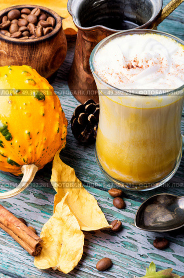 Pumpkin spice coffee with whipped cream.Autumn coffee.Coffee drink. Pumpkin spice coffee. Стоковое фото, агентство Ingram Publishing / Фотобанк Лори