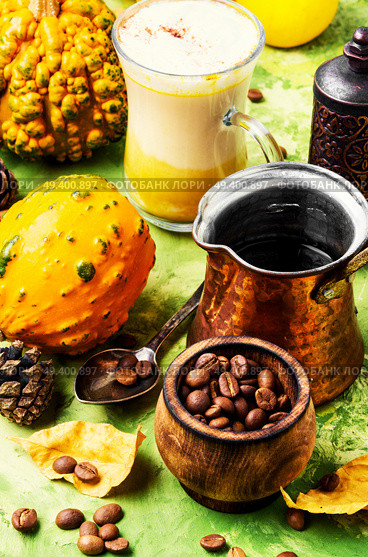 Pumpkin spice coffee with whipped cream.Autumn coffee.Coffee drink.. Latte autumn hot drink. Стоковое фото, агентство Ingram Publishing / Фотобанк Лори