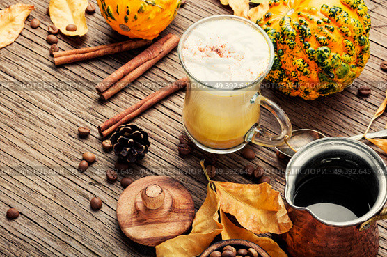 Pumpkin spice latte.Cup with autumn coffee.Coffee drink. Pumpkin spice coffee or latte. Стоковое фото, агентство Ingram Publishing / Фотобанк Лори