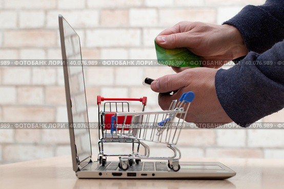 Purchase of goods through marketplaces. Trading via the Internet. Delivery of goods to your home. Стоковое фото, фотограф Александр Поташев / Фотобанк Лори